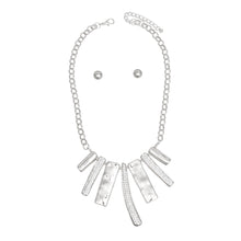 Cargar imagen en el visor de la galería, Bib Silver Sculptural Silhouette Glam Bar Necklace
