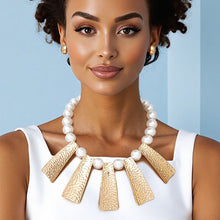 Cargar imagen en el visor de la galería, Bib Cream Pearl Gold Hammered Plate Necklace
