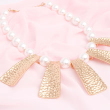 Cargar imagen en el visor de la galería, Bib Cream Pearl Gold Hammered Plate Necklace
