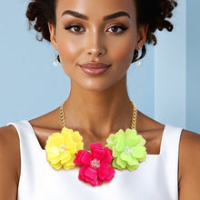 Cargar imagen en el visor de la galería, Collar Playful Petals Bright Color Flower Necklace
