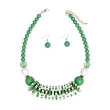 Cargar imagen en el visor de la galería, Beaded Funky Green and White Disc Necklace Set
