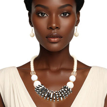 Cargar imagen en el visor de la galería, Beaded Funky Ivory and Black Disc Necklace Set
