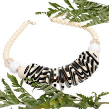 Cargar imagen en el visor de la galería, Beaded Funky Ivory and Black Disc Necklace Set
