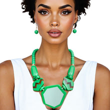 Cargar imagen en el visor de la galería, Beaded Pendant Green 70&#39;s Vibe Necklace for Women
