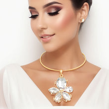 Load image into Gallery viewer, Gold Clear Crystal Flower Necklace
