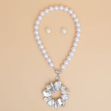 Cargar imagen en el visor de la galería, Toggle White Pearl Clear Crystal Pendant Necklace
