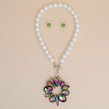Cargar imagen en el visor de la galería, Toggle Pearl Pink Green Crystal Pendant Necklace
