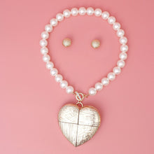 Cargar imagen en el visor de la galería, Toggle Gold Patchwork Heart Chunky Pearl Necklace
