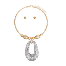 Cargar imagen en el visor de la galería, Pendant Black Oval Resin Gold Rigid Collar Set
