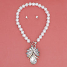 Cargar imagen en el visor de la galería, Toggle Pearl and Clear Glass Pendant Necklace
