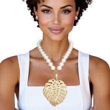 Cargar imagen en el visor de la galería, Cream Pearl Gold Palm Leaf Pendant Necklace
