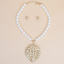 Cargar imagen en el visor de la galería, Cream Pearl Gold Palm Leaf Pendant Necklace
