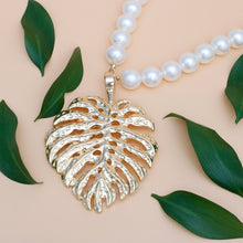 Cargar imagen en el visor de la galería, Cream Pearl Gold Palm Leaf Pendant Necklace
