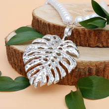 Cargar imagen en el visor de la galería, White Pearl Silver Palm Leaf Pendant Necklace
