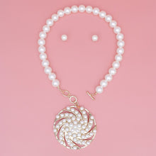 Cargar imagen en el visor de la galería, Toggle Gold Swirled Circle Chunky Pearl Necklace
