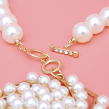 Cargar imagen en el visor de la galería, Toggle Gold Swirled Circle Chunky Pearl Necklace
