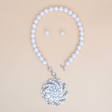 Cargar imagen en el visor de la galería, Toggle Silver Swirled Circle Chunky Pearl Necklace
