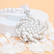 Cargar imagen en el visor de la galería, Toggle Silver Swirled Circle Chunky Pearl Necklace
