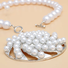 Cargar imagen en el visor de la galería, Toggle Silver Swirled Circle Chunky Pearl Necklace
