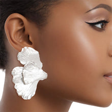 Cargar imagen en el visor de la galería, Studs Irregular Silver Folded Petal Flower Earrings
