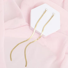 Cargar imagen en el visor de la galería, Shoulder Duster Gold Herringbone Chain Earrings
