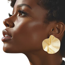 Cargar imagen en el visor de la galería, Studs Gold Dimensional Bent Metal Earrings
