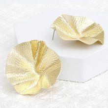 Cargar imagen en el visor de la galería, Studs Gold Dimensional Bent Metal Earrings
