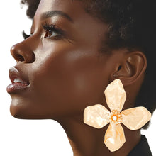 Cargar imagen en el visor de la galería, Studs Large Matte Gold Sculptured Flower Earrings
