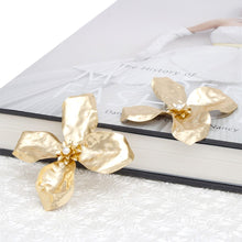 Cargar imagen en el visor de la galería, Studs Large Matte Gold Sculptured Flower Earrings
