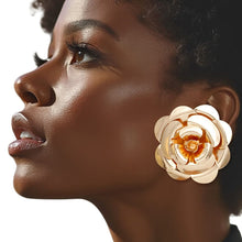 Cargar imagen en el visor de la galería, Studs Large Golden Bloom Lifelike Flower Earrings
