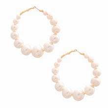 Cargar imagen en el visor de la galería, Graduated Cream Pearl Hoops
