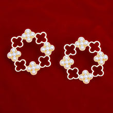 Cargar imagen en el visor de la galería, Stud Gold Clover Wreath Pearl Earrings for Women
