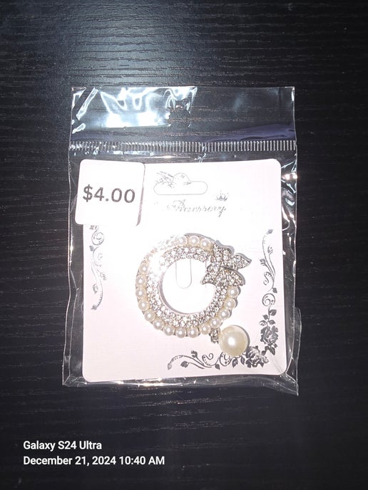 1467 - silver pearl butterfly pin