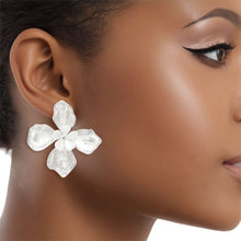 Cargar imagen en el visor de la galería, Studs Silver Pearl Layered Petal Flower Earrings
