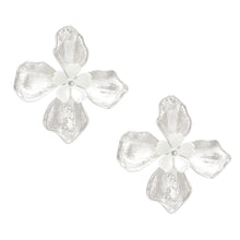 Cargar imagen en el visor de la galería, Studs Silver Pearl Layered Petal Flower Earrings
