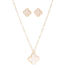 Load image into Gallery viewer, Pendant Vintage Cream Quatrefoil Gold Necklace Set
