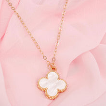 Load image into Gallery viewer, Pendant Vintage Cream Quatrefoil Gold Necklace Set
