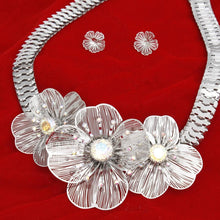 Load image into Gallery viewer, Collar Silver Flex Chain Blooming Floral Necklace
