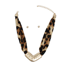 Cargar imagen en el visor de la galería, Choker Leopard Fabric Hammered Metal Necklace
