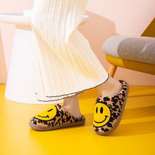 Cargar imagen en el visor de la galería, Melody Smiley Face Leopard Slippers
