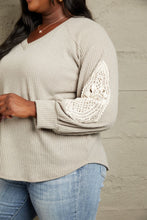 Cargar imagen en el visor de la galería, Sew In Love Full Size Lace Patch Detail Sweater
