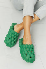 Cargar imagen en el visor de la galería, NOOK JOI Laid Back Bubble Slides in Green
