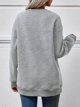 Cargar imagen en el visor de la galería, Graphic Round Neck Dropped Shoulder Sweatshirt
