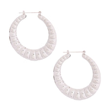 Cargar imagen en el visor de la galería, Silver Ribbed Hollow Hoops

