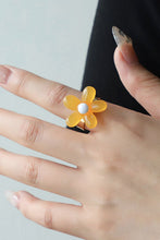 Load image into Gallery viewer, Flower Shape Resin Ring
