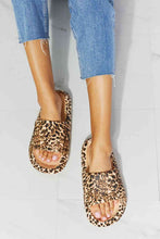 Load image into Gallery viewer, MMShoes Arms Around Me Open Toe Slide in Leopard
