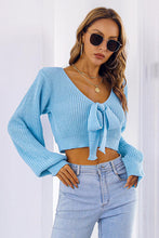 Cargar imagen en el visor de la galería, Bow V-Neck Long Sleeve Cropped Sweater
