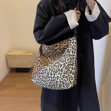 Load image into Gallery viewer, Leopard Contrast Adjustable Strap Shoulder Bag
