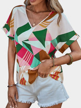 Cargar imagen en el visor de la galería, Printed V-Neck Short Sleeve Blouse
