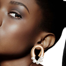 Cargar imagen en el visor de la galería, Gold Arch Pearl Studs
